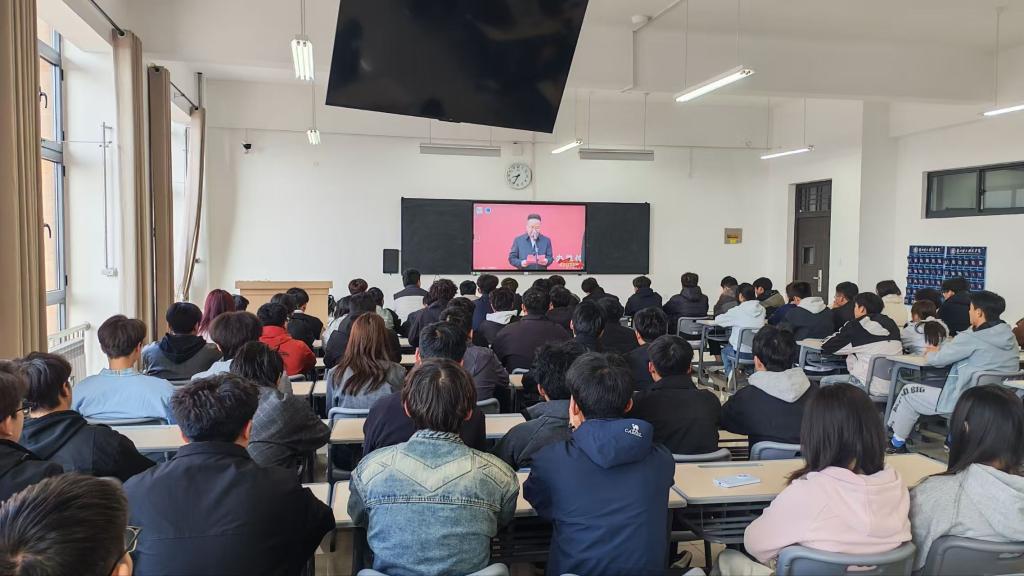 学院组织观看“永远不会忘记”大型思政公开课